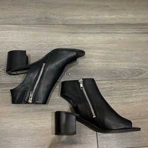 Steve Madden Black Sandals